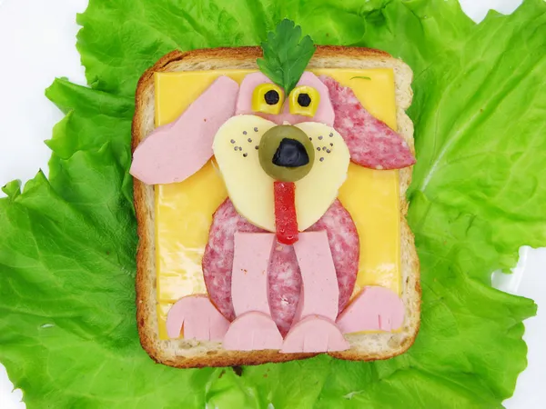 Творческий овощной сэндвич с сыром и ветчиной — стоковое фото