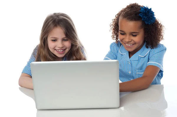 Школа девочек вместе с помощью ноутбука — стоковое фото