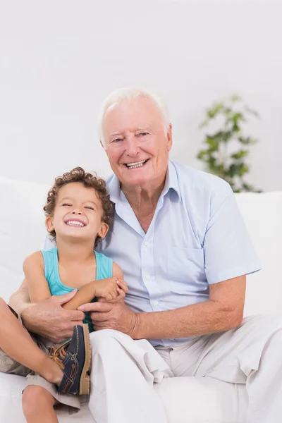 Дед и внук, сидя на диване — стоковое фото