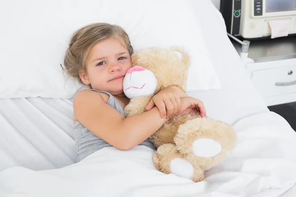 Милая девочка в больничной койке — стоковое фото