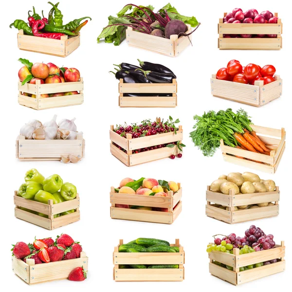 Набор деревянных ящиков с овощами, фруктами и ягодами — стоковое фото