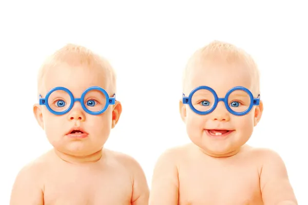 Два близнецов младенцев мальчики носить очки — стоковое фото