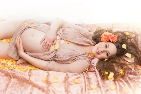 Красивая беременная девочка — стоковое фото