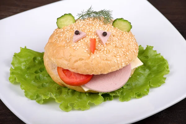 Весело пищи для детей - гамбургер выглядит как смешные морды — стоковое фото