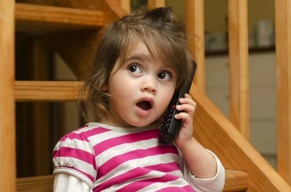 Маленькая девочка говорить по телефону — стоковое фото