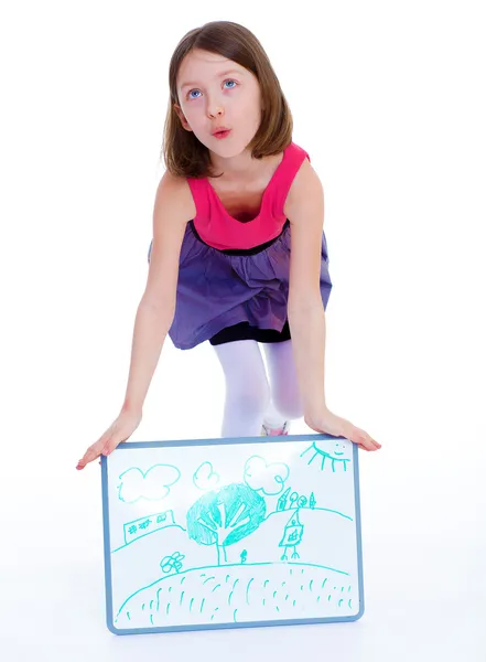 Девушка показывает ее чертеж — стоковое фото