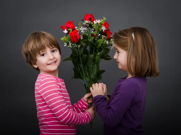 Романтический детей с красными розами — стоковое фото