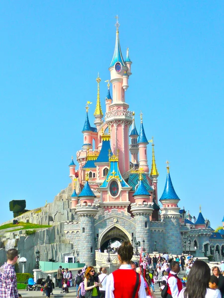 Уолт Дисней замок в Диснейленде в Париже, Франция — стоковое фото