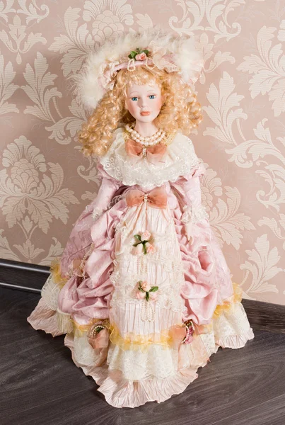 Антикварные куклы в красивой одежде — стоковое фото