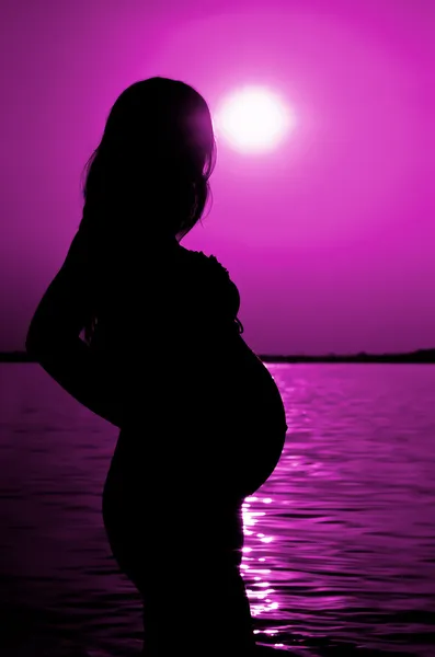Силуэт беременной женщины в лунном свете — стоковое фото