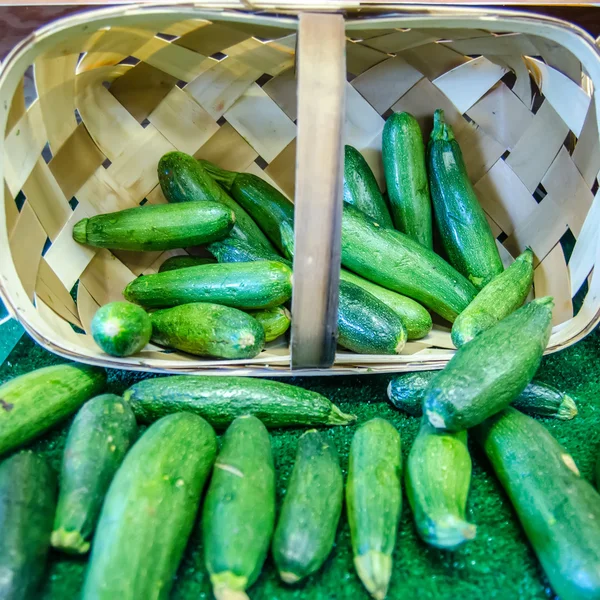 Кабачки свежие здоровые зеленые кабачки в корзине на marketp — стоковое фото
