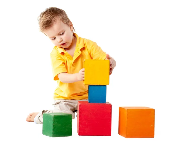 Маленький мальчик играет с кубами — стоковое фото
