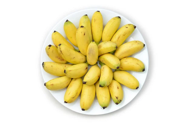 На пластине восхитительные небольшие бананы, изолированные на белом — стоковое фото