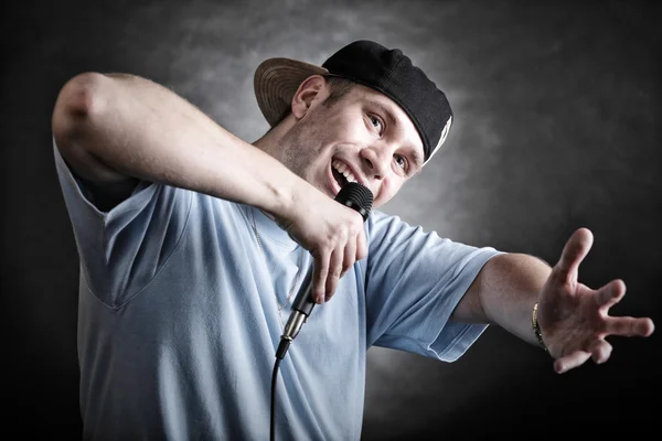 Рэп певица человек с жестом прохладно ручной микрофон — стоковое фото
