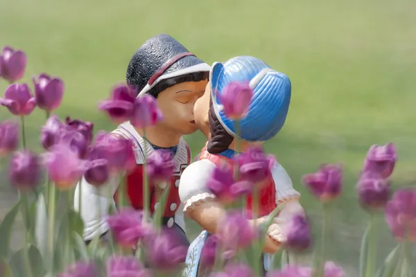 Две Поцелуй куклы в саду тюльпан — стоковое фото