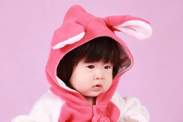 Ребенок, одетый в ушах Пасхальный кролик с морковью — стоковое фото