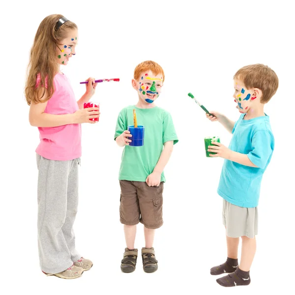 Дети лица, живопись друг друга с краской — стоковое фото