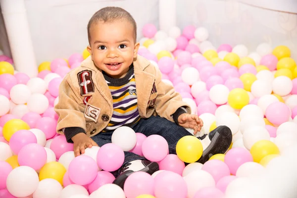 Черный мальчик в цветные шарики — стоковое фото