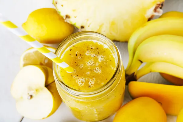 Свежие органические желтого пюре с банан, яблоко, манго, груша, p — стоковое фото