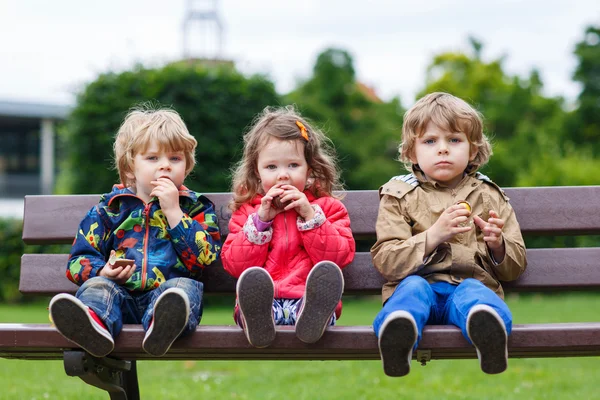 Два мальчика и одна девочка, шоколада — стоковое фото