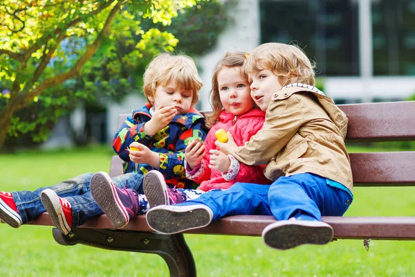 Три ребенка: два маленьких мальчика и одна девочка, обнимающая — стоковое фото