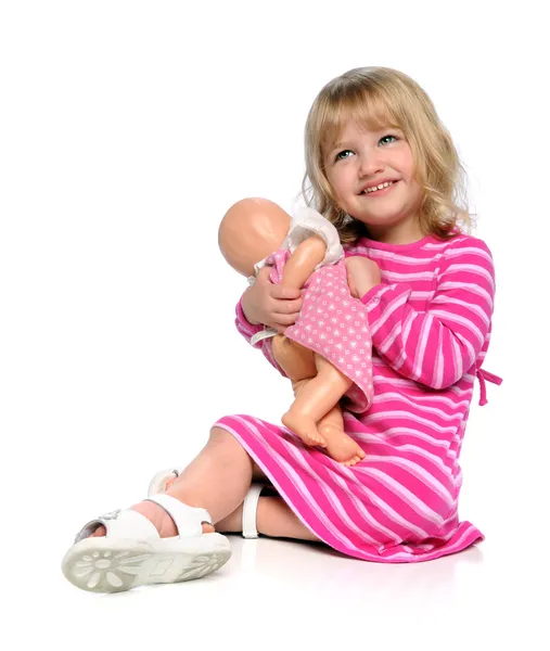 Молодая девушка, играя с куклой — стоковое фото