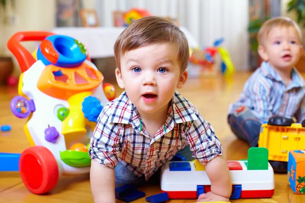 Любопытный мальчик в детской комнате — стоковое фото