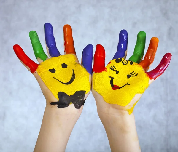 Руки окрашены детей — стоковое фото