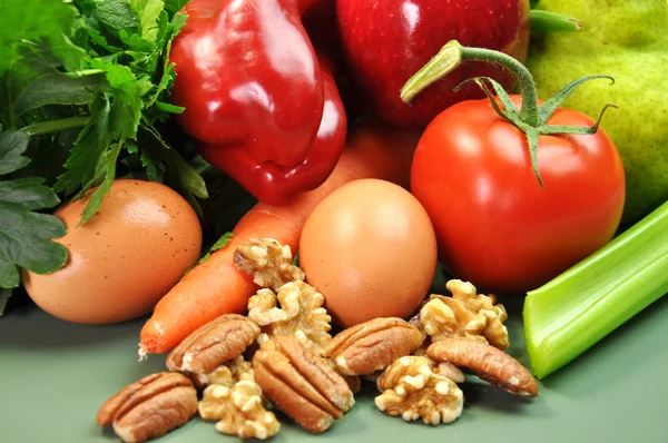 Здоровое питание - фрукты, орехи, овощи & яйца крупным планом — стоковое фото