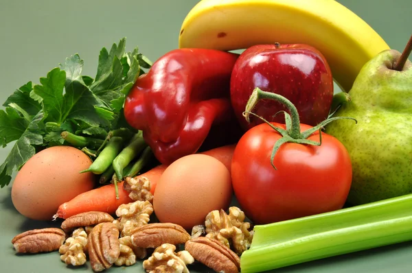 Здоровое питание - фрукты, орехи, овощи & яйца — стоковое фото