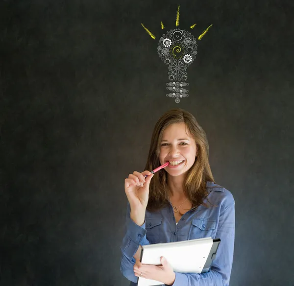 Яркая идея передач lightbulb деловая женщина — стоковое фото