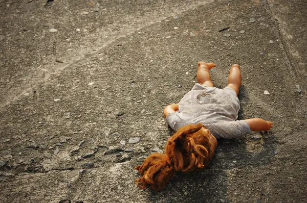 Заброшенной грязной игрушка кукла — стоковое фото