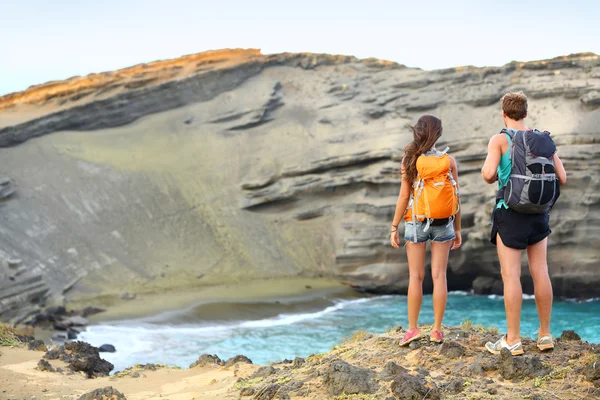 Туристы - путешествия пара туристов походы на Гавайях — стоковое фото