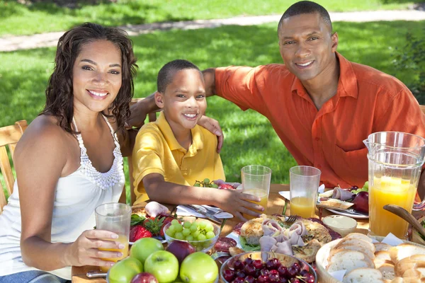 Афро-американской семьи, есть здоровую пищу за пределами — стоковое фото