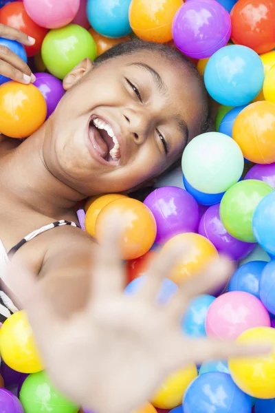 Афро-американских девочек, играя в цветные шарики — стоковое фото