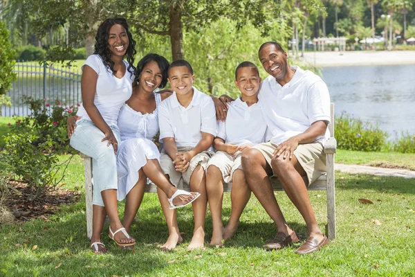 Афро-американской семьи родителей и детей — стоковое фото
