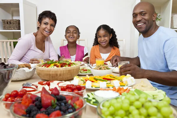 Афро-американских родителей дети семья ест на обеденный стол — стоковое фото