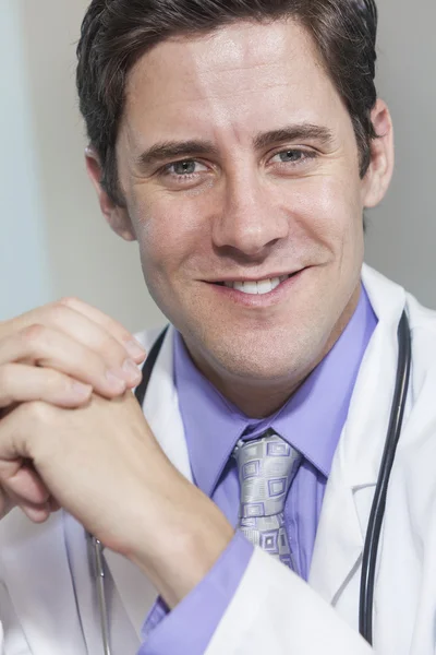 Мужчина-врач со стетоскопом — стоковое фото