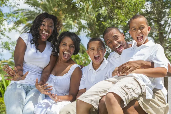 Афро-американской семьи родителей и детей — стоковое фото