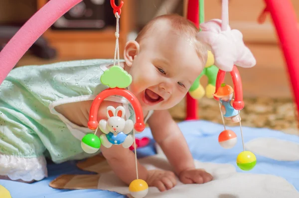 Маленький ребенок играет с игрушками на дому — стоковое фото