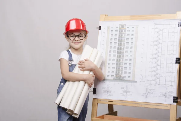 Ребенок с очки стоит рисунки на доске — стоковое фото