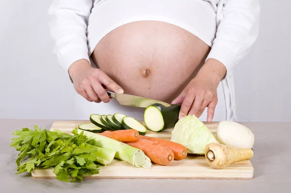 Беременная кулинария женщины — стоковое фото