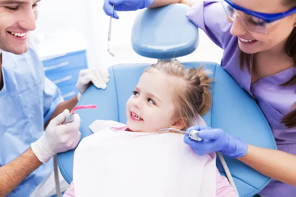 Маленькая девочка на приеме в кабинете стоматолога — стоковое фото