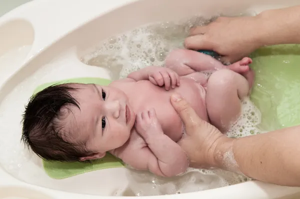 Новорожденный ребенок, получить его первый Ванна — стоковое фото