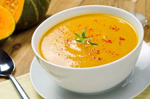 Суп сквош с перцем и розмарином — стоковое фото