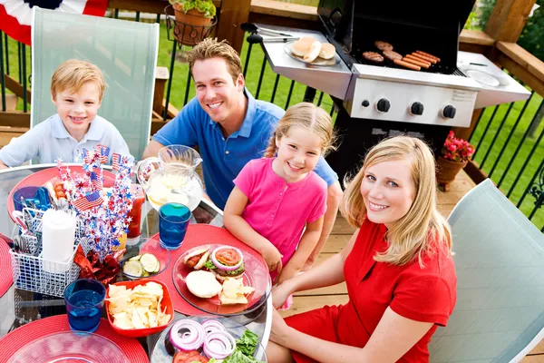 Летом: Счастливая семья перед летом ужин — стоковое фото