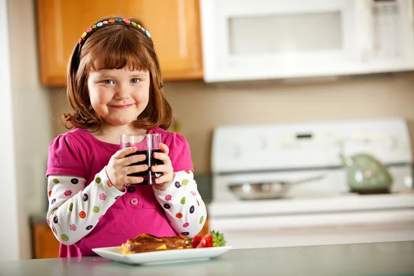 Кухня девушка: имея сок с обедом — стоковое фото