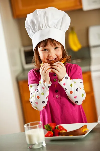 Девушка кухня: шеф-повар детские, едят обед — стоковое фото