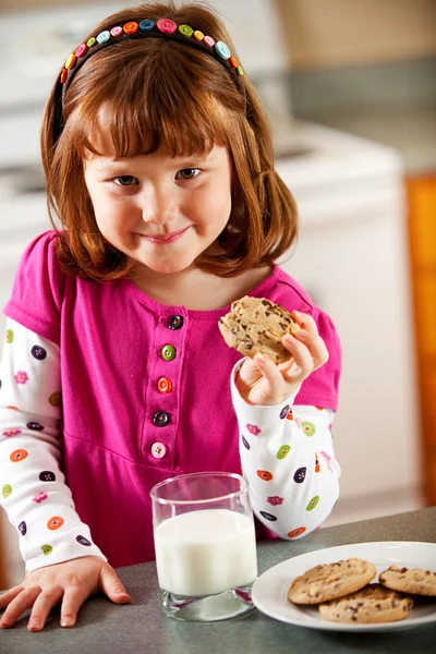Кухня девушка: голодные для печенья — стоковое фото