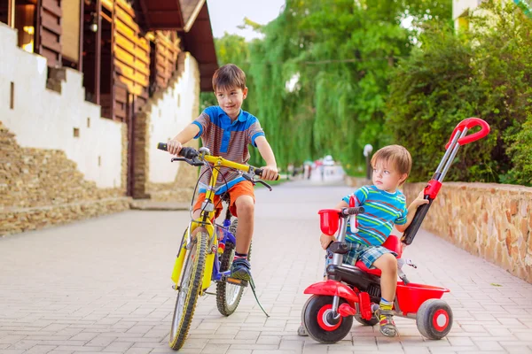 Дети, езда велосипеды в летний день — стоковое фото
